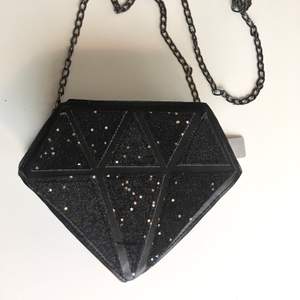 Superfin väska formad som en diamant med massa glitter 💎✨😍 Aldrig använd, lapp kvar 👌🏻 