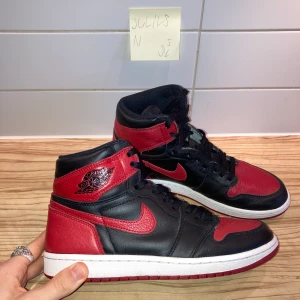 Air Jordan 1 Bred - WTS Air J*rdan 1 bred 2016 banned❌ US 9/42,5 Cond:8/10 en liten flaw på hälen All OG Bin: 4800kr 💥 Bud: 4000kr 💥  Perfekt julklapp till dig själv eller någon annan. Förmodligen enda paret på svenska marknaden i denna storlek  Skickas samma dag som betalning⚡️