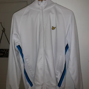 Lyle & Scott retro - Zip-up Lyle & Scott retro style som aldrig är använd. Köptes från Usa för några år sen för 800 kr. Osäker på storleken men bild finns på hur passformen är (jag har storlek S/M) Väldigt bekväm med två fickor, passar både kvinnor och män. Kan eventuellt gå ner i pris;)
