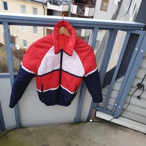  EN  vintage Puffer jacket från ski - Säljer den har 80 talet acket från ski eftersom det har blivit små till mig.passar Xs-m.i bra skick. Den är unisex jacket.brå till båda hõst of vinter. American style.  Finns flera bilder. Du kan bud vad du vill ge.