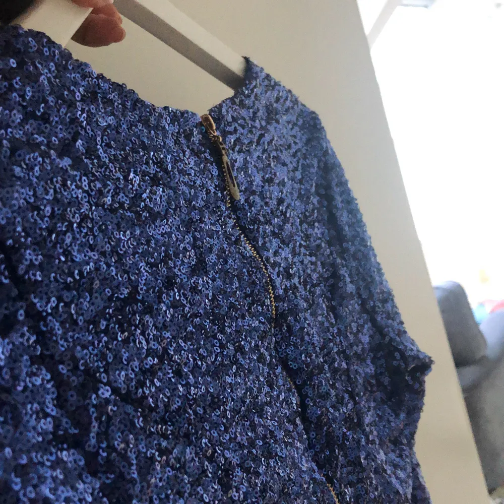 Blå glitter klänning o storlek S nypris 699 kr mitt pris 150 kr. Klänning i blå   . Klänningar.