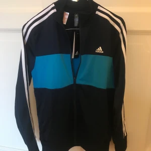 Zipper Adidas - Oanvänd zipper från Adidas, i barnstorlek 164 men passar xs💙