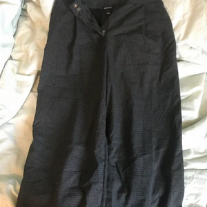 Kostymbyxor Monki  - Rutiga kostymbyxor från Monki i storlek 32, använda fåtal gånger men i gott skick🖤