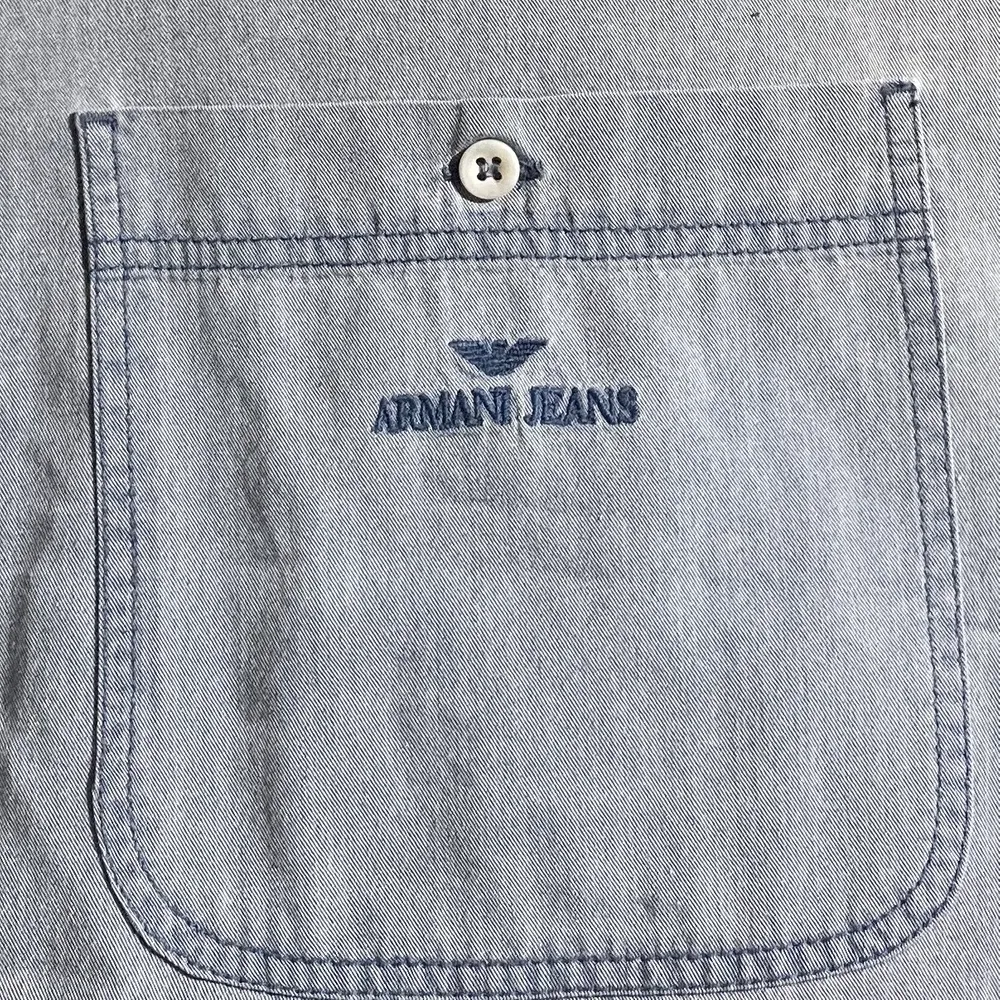 Grå skjorta med mörkare sömmar från Armani jeans i jättebra skick. Fraktkostnad tillkommer!💕. Skjortor.