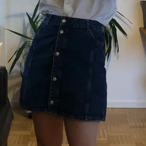 Jeanskjol topshop - Kort, rätt tight jeanskjol från topshop. Köptes för flera år sen men är fortfarande i väldigt bra skick. Storlek 40 men passar nog lika bra på 38! Bara att skriva om ni har några frågor, köparen står för frakt :))