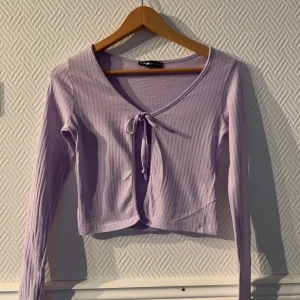 Kofta med rosett  - Säljer nu denna lilla kofta från newyorker. Har bara använt en gång så skicket är bra. Det är storlek XS ❤️