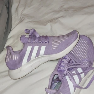 Adidas träningsskor - Sjukt sköna och snygga träningsskor/sneakers från adidas i storlek 38. Använda 1 gång så de är i så gott som nyskick. Säljer då jag har massa andra träningsskor.