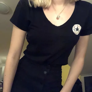 Svart converse t-shirt - Svart T-shirt med ett converse märke på vänstra sidan