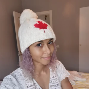 Vit stickad mössa - Mysig vit-stickad mössa med det traditionellt röda lönnlövet och inner foder. Pm gärna vid frågor ❤️