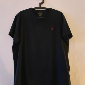 Ralph lauren T-shirt svart  - Ralph lauren T-shirt svart. Stl L. Bud från 50kr Köparen står för frakten!📦