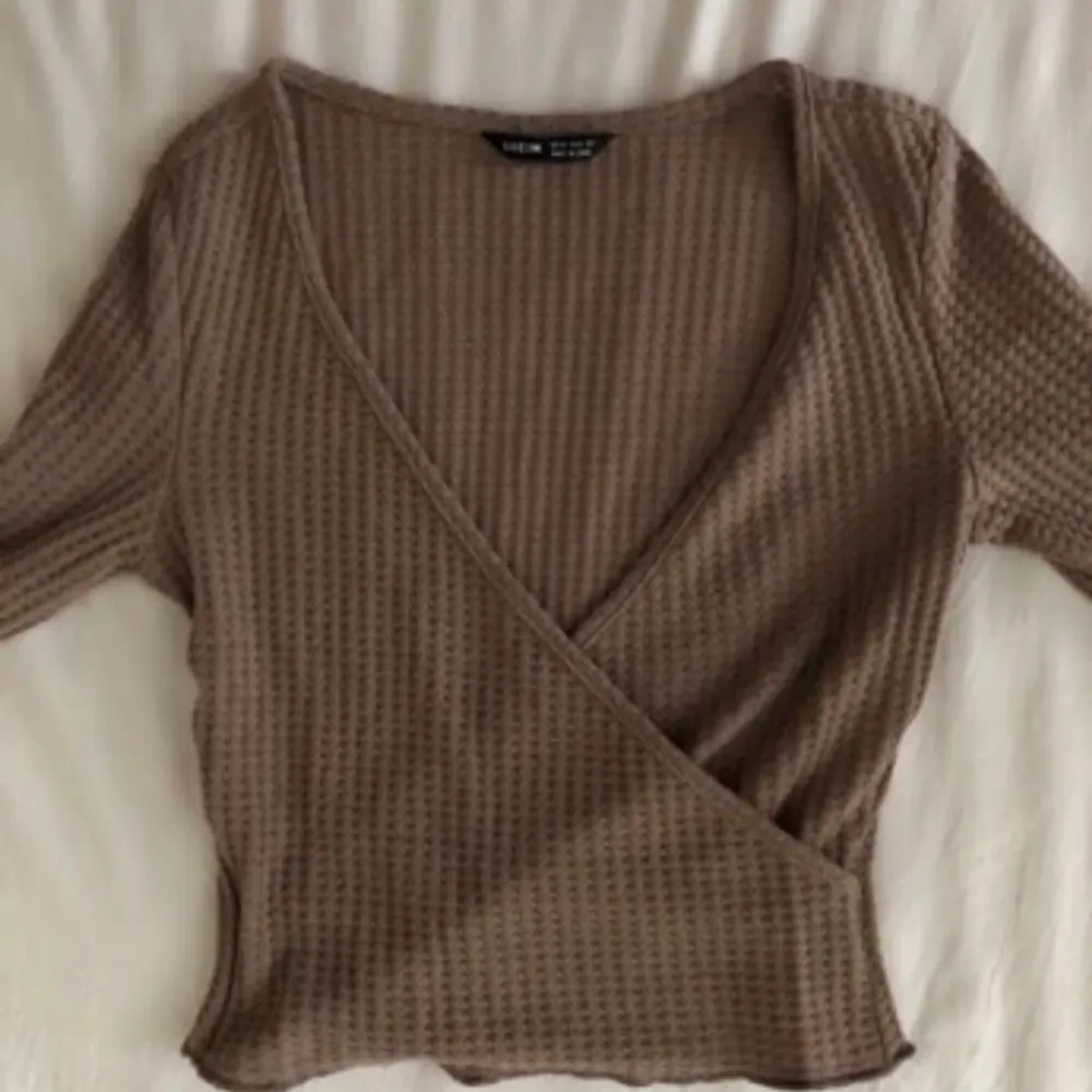 Säljer den här tröjan från SHEIN eftersom den var för stor för mig, jag har XS & den känns mer som storlek S ✨. Toppar.