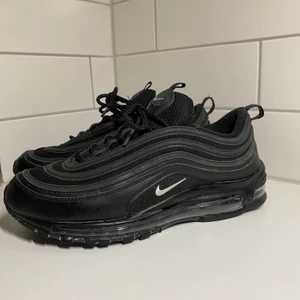 Nike air Max 97 - Ett par Nike air Max 97 i strl 45. Fler bilder kan skickas efter önskemål. Köpare står för frakt.