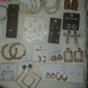 Olika smycken  - Olika smycken från olika märken allt från aldo, gina, forever21, na-kd och prettylittlething 💕 smycken från 50 kr skriv om ni vill ha fler bilder eller angående pris 💕 köparen står för frakten 