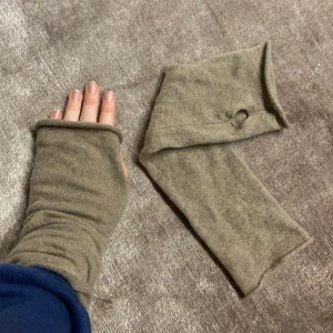 Lisa yang Kashmir vantar - Kashmir vantar från Lisa yang utan fingrar i beige färg ❤️ stor efterfrågan så buda i kommentarerna som vanligt 🧚🏼 pris + frakt BUDA I KOMMENTARERNA!