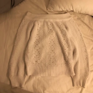 Stickad  - Snygg vit stickad tröja med håligt mönster, off shoulder!