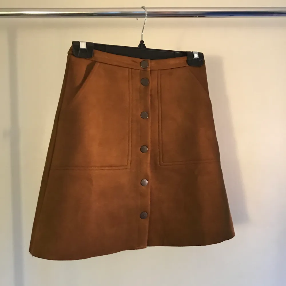 Brown faux suede buttoned skirt from Lindex, size XS. Has pockets!. Kjolar.