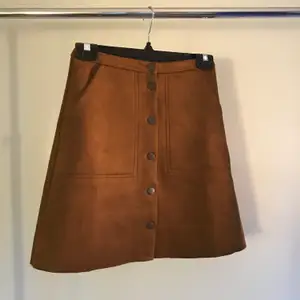 Brown faux suede buttoned skirt from Lindex, size XS. Has pockets!
