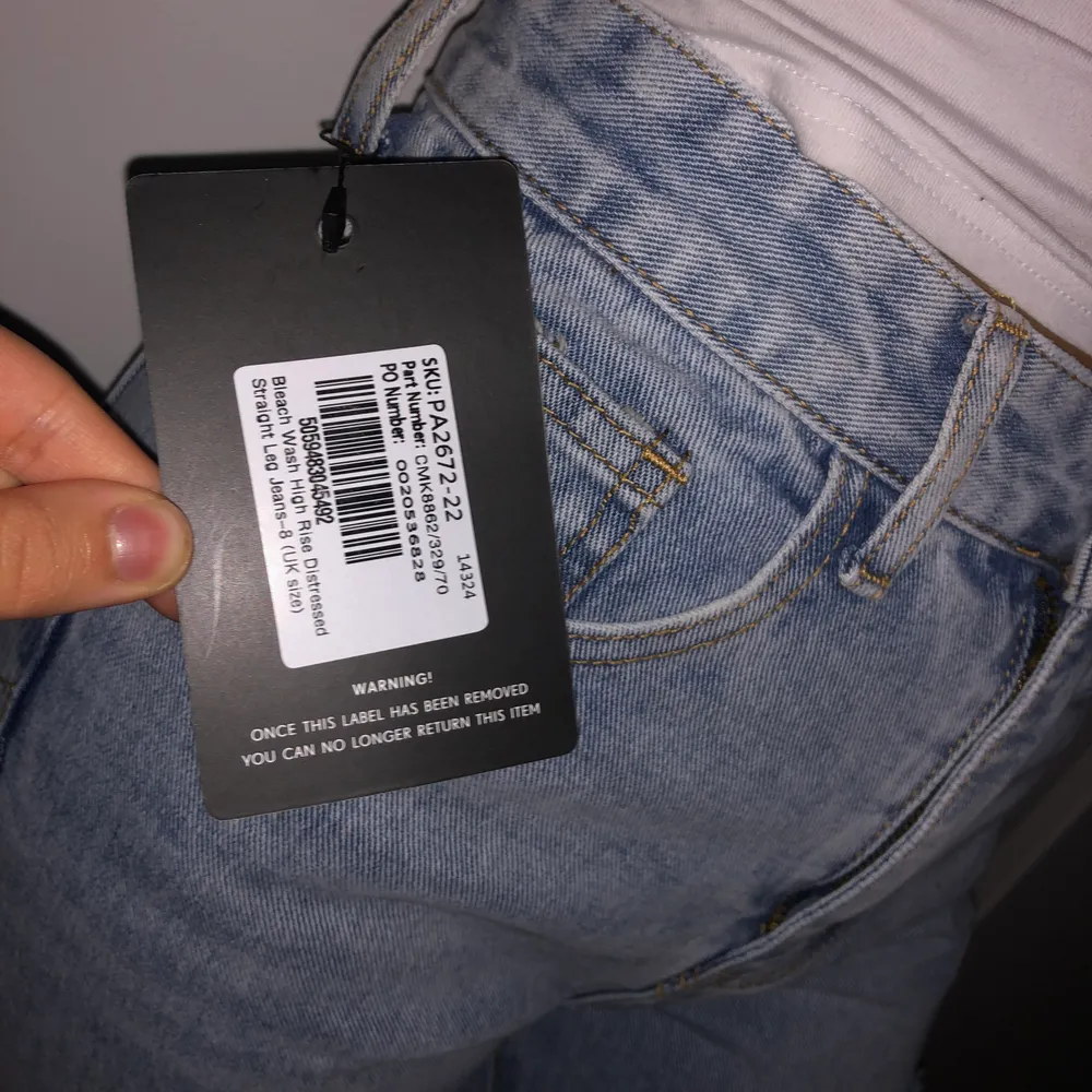 jeans i storlek 36, 8 i UK💕 Super fina jeans oanvända och leverans ingår i priset. Skriv t mig vid frågor . Jeans & Byxor.