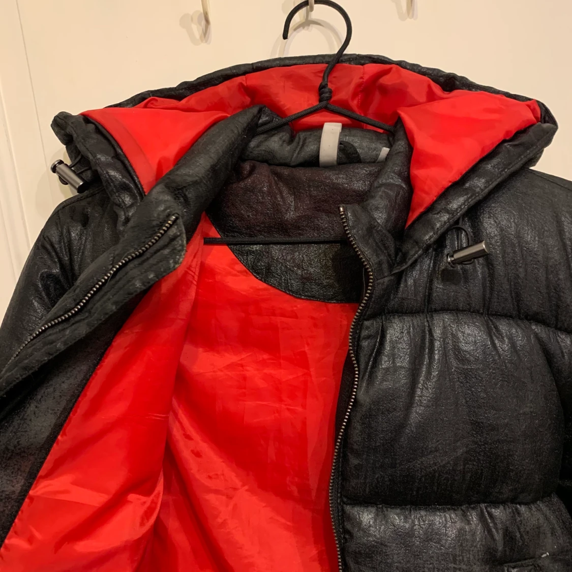 Svart och röd croppad vinterjacka  - 90