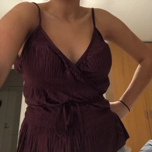 Zara topp - En omlottopp som är så fin inför fest! Den är lite plisserad och har ett band som gör att man knyter tröjan! Den är aldrig använd 😢