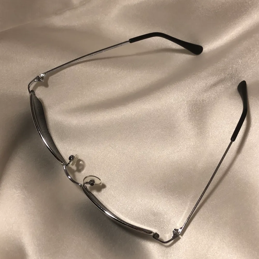 Dessa finfina solbrillor kommer inte till användning så nu ska de hitta ett nytt hem🤠 Trendiga och i prima kvalitet!. Accessoarer.