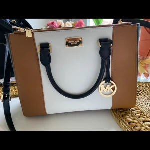 Michael Kors väska ÄKTA  - Michael kors väska använd 1 gång. Köpt i USA av väninna för ca 1,5 år sedan. Kvitto försvunnit vid flytt. Givetvis äkta. Nypris ca 3499:- 