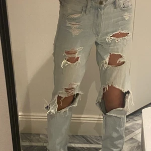 Super coola hollister håliga jeans😊 - st : W25 , sitter lite tajt på mig vid rumpan och jag är 170 cm, Dock har den en defekt på läderlappen där uppe men annars ser dem ut som jag köpte dem