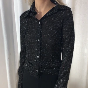 acne studios topp - lyxig skjorta från Acne studios i storlek xxs, men passar mig som är S! Glittrig och lite genomskinlig men går att ha utan bh under! syns ej! Helt nu, aldrig använd, nypris 2800! Buda❤️❤️