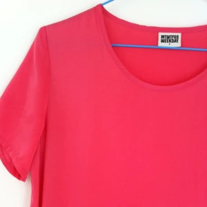 Rosa långklänning med slits på båda sidor. Band i midjan. Fint skick. - Rosa långklänning med slits på båda sidor. Band i midjan. Fint skick.