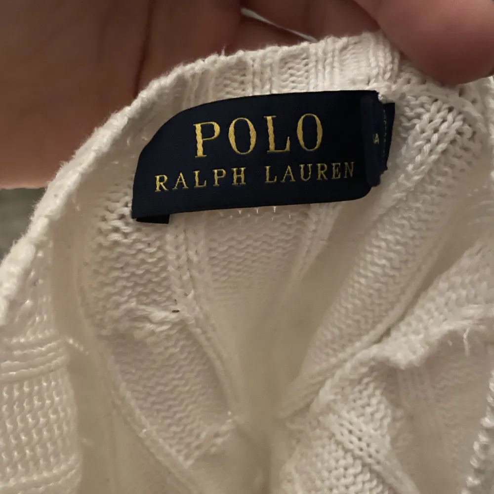 Säljer min vita stickade  Ralph Lauren tröja i bra skick!🫶🏼. Tröjor & Koftor.