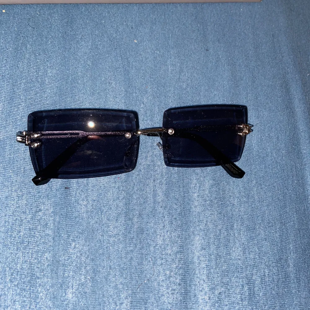 Riktigt snygga solglasögon. Helt nya och aldrig använda, har bara testat dom. Köpta för 500kr. Säljer för 200kr för att jag aldrig har användning av dom. Med solglasögonen ingår ett fodral. Det är svart glas och silver bågar.. Accessoarer.