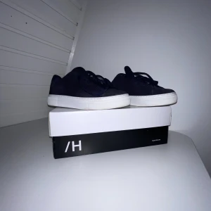 Skor - Selected Homme - Ett par iprincip nya mockaskor från Selected Homme. Säljer de då de var för små för mig. Använda ca 10 gånger.  Ganska små i storleken så mer som storlek 40 skulle jag säga.