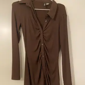 Oanvänd brun långärmad klänning i ett tunnare material från H&M. Köparen står för frakten 