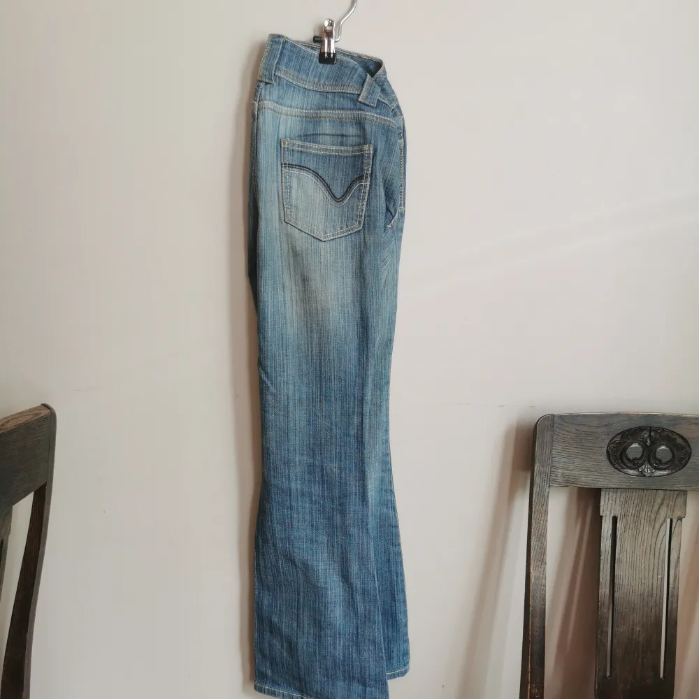 Lågmidjade vida jeans från Next i storlek 36. Skit snygga men för korta för mig. innerbenslämgden är 72 cm. Jeans & Byxor.