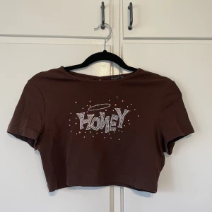 Cropad t-shirt - En cropad T-shirt i storlek L men är liten i storleken så är som en S/M. Använd fåtal gånger. Från shein . 35 kr + frakt 🥰