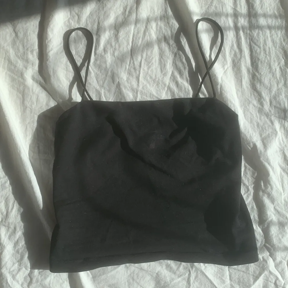 Ett enkelt och fint svart linne, ganska använt men i fint skick, Originalpris 70 och säljer för 40. Tvättar innan jag skickar och man kan fråga om fler bilder💕. Toppar.