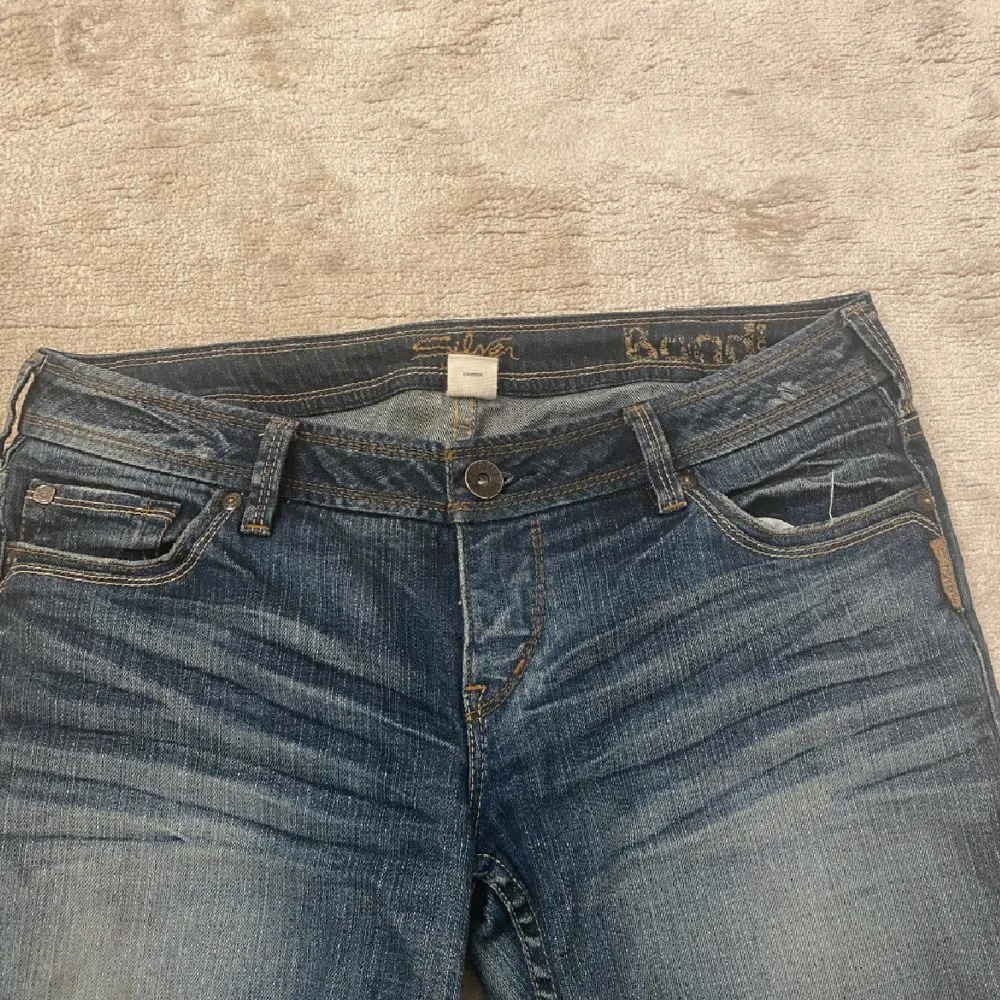 Skit snygga jeans som jag köpte här på Plick men var tyvärr för stora 💕(skriv för mått) . Jeans & Byxor.