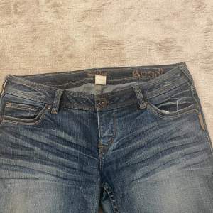 Skit snygga jeans som jag köpte här på Plick men var tyvärr för stora 💕(skriv för mått) 