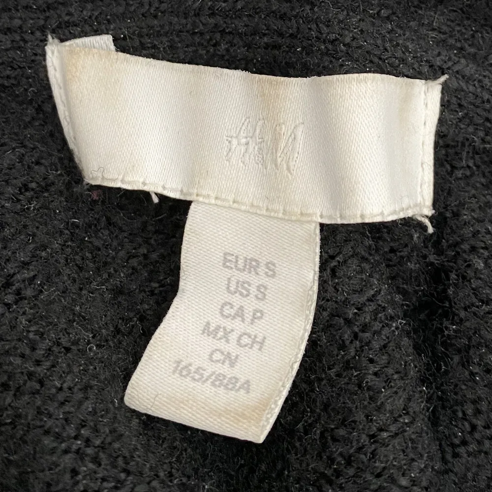 Super mysig stickad tröja från hm. Köpt för 120 kr. Använd ganska många gånger men inga defekter.. Stickat.