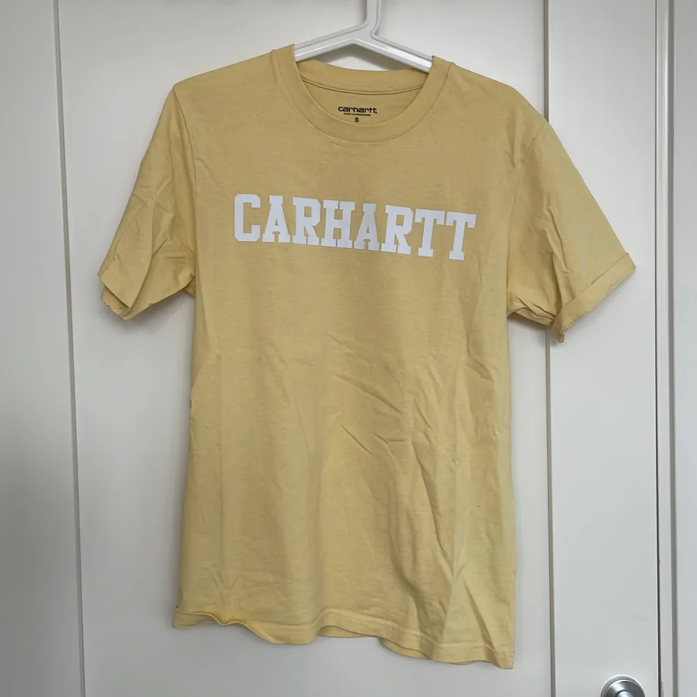 Gul Carhartt Tshirt i storlek Small. Knappt använd och i nyskick.. T-shirts.