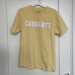 Gul Carhartt Tshirt i storlek Small. Knappt använd och i nyskick.
