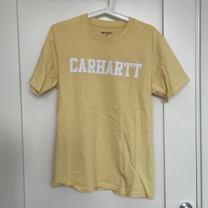 Carhartt Tshirt Gul - Gul Carhartt Tshirt i storlek Small. Knappt använd och i nyskick.