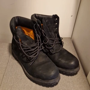 Timberland - Timberland kängor  Använda fåtal gånger dom är lite dammiga men annars i bra skick. Det var en minimal stöt på vänster sko men den är behabdlad med skokräm och det sysn inte, se närmare på sista bilden.