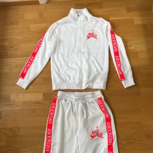 Nike Jordan Tracksuit - Vit Jordan Tracksuit i storlek Small. Knappt använd och i gott skick