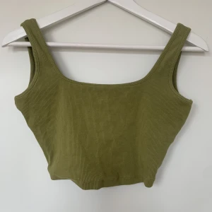 Grönt linne - Grön croptop, perfekt till sommaren. Knappt använd❤️Skirv för fler bilder
