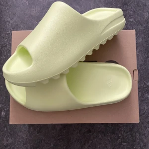 Yeezy Slides - Yeezy Slides ”Glow Green” Storlek: 46 (passar 43-44) Skick: ds Pris: 1499 