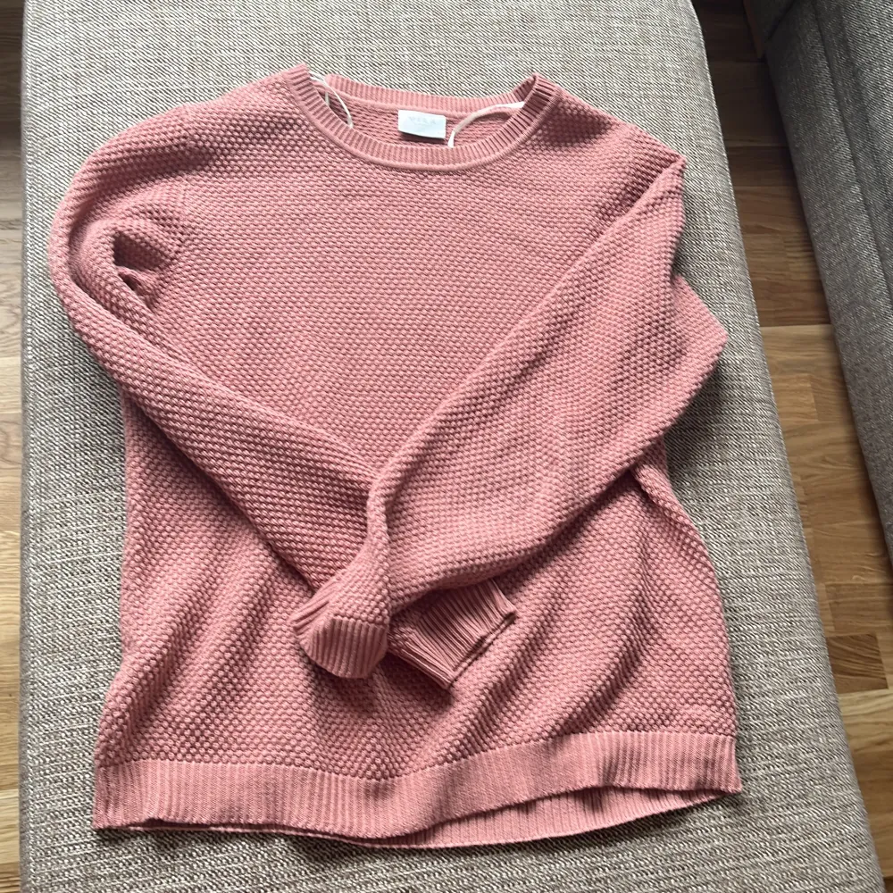 Jätte mysig tröja med fint insytt mönster!🥰Nästan aldrig använts då den är fel storlek för mig🫶. Stickat.
