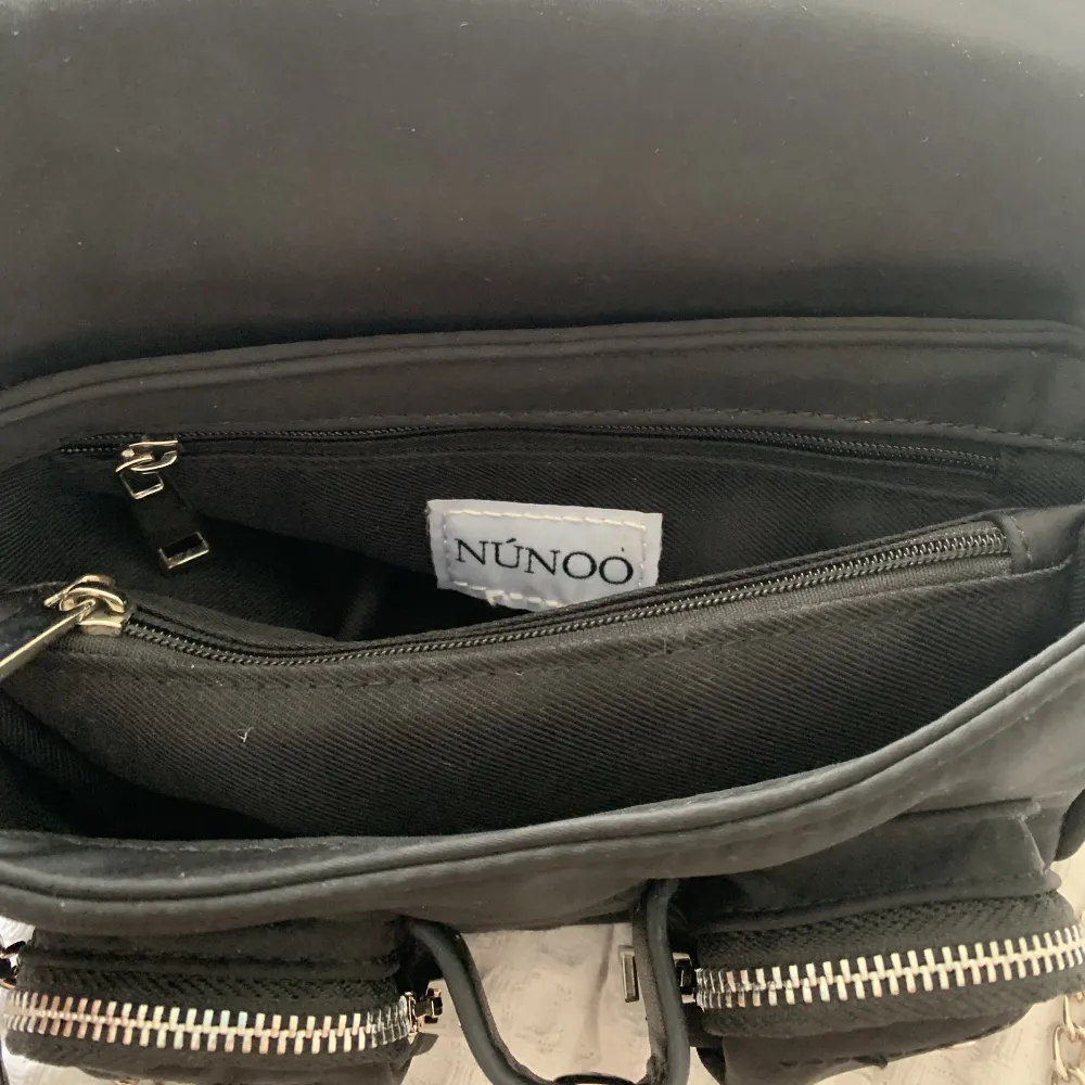 Säljer denna super snygga väskan som passar till allt😻Märket är NÚNOO, säljer pga att jag inte andvänder längre💕super små defekter på några av sömmarna annars fint skick☺️två band tillkommer som är justerbara💗bara skriva för mer info💞nypris var runt 800☺️. Accessoarer.