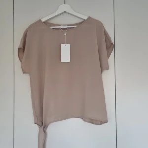 Vila top, beige - Storlek 40 med prislapp kvar.