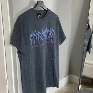 Thrasher Tshirt - En cool thrasher tshirt som inte använts på ca 2 år. Den är i storlek M men sitter som S, möjligt att det är M i damstorlek. Bra skick, skriv för frågor